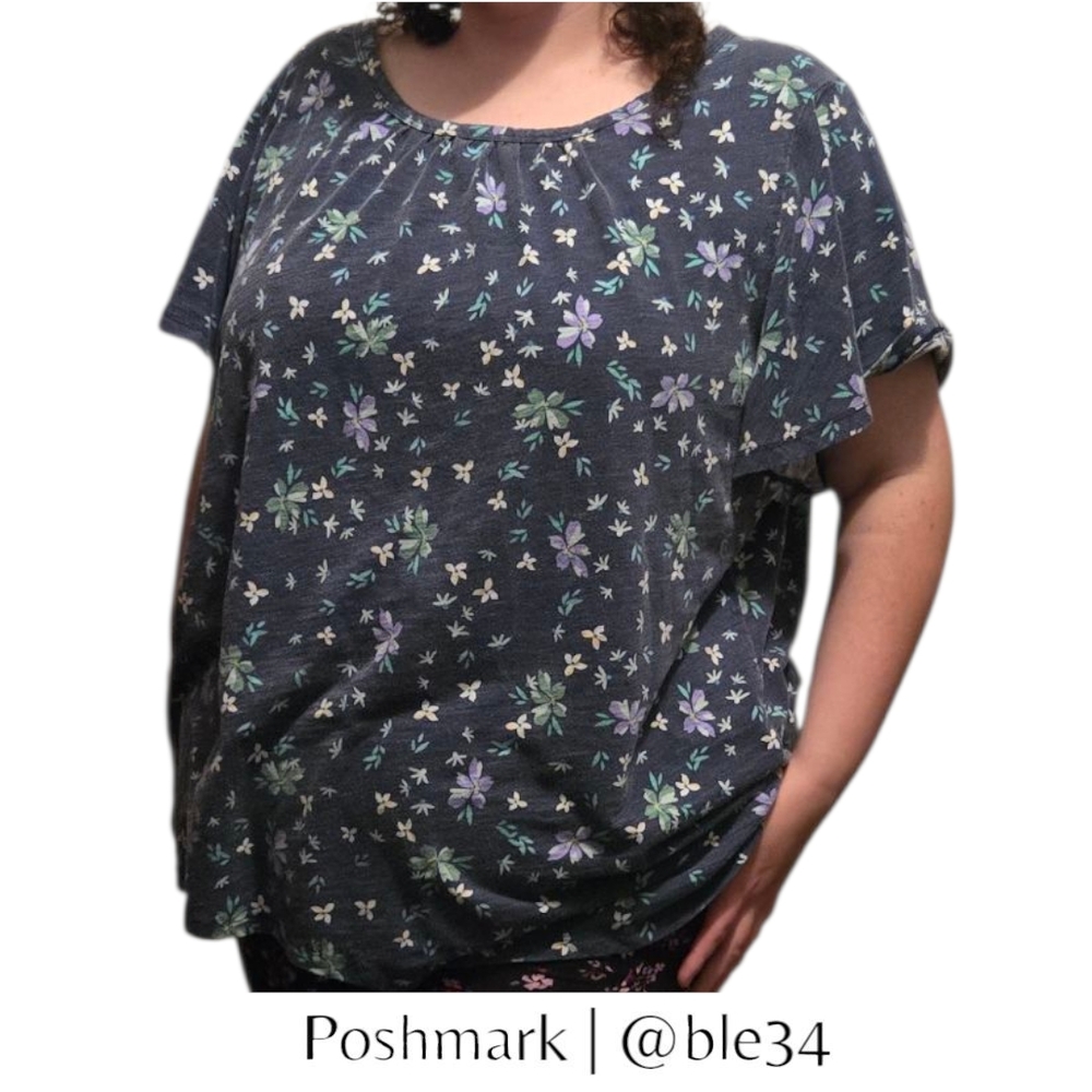 *SALE* St John's Bay Navy Floral Short Sleeve Top